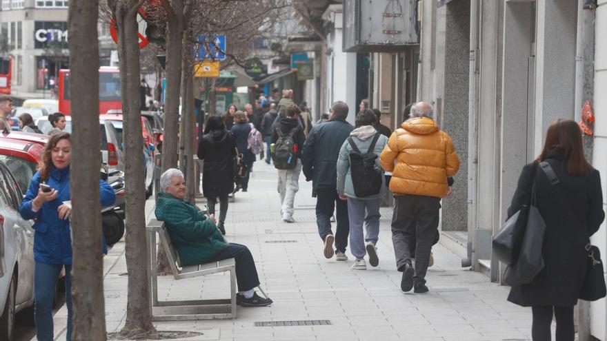 Vecinos caminando esta semana por Juan Flórez, en el casco urbano coruñés.   | // IAGO LÓPEZ