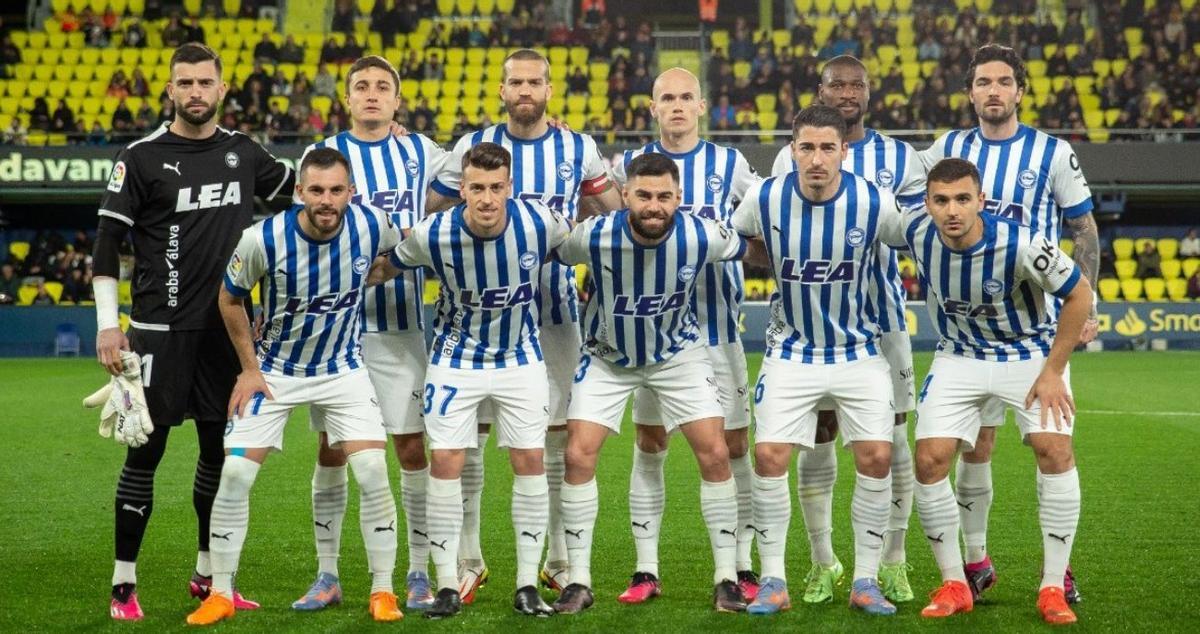 Antonio Blanco, el segundo por la izquierda entre los agachados, con el Alavés.