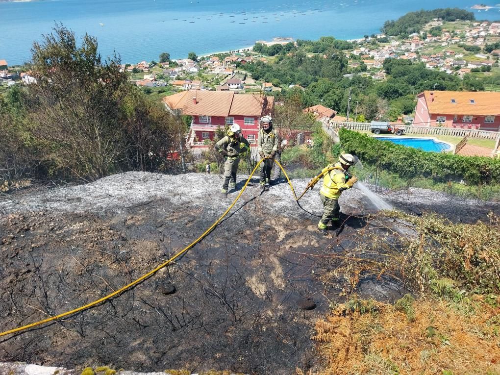 Vecinos se sumaron a las labores de extinción del incendio de A Barraca, en Bueu