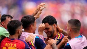 Mikel Merino celebra con sus compañeros el gol contra Bélgica.