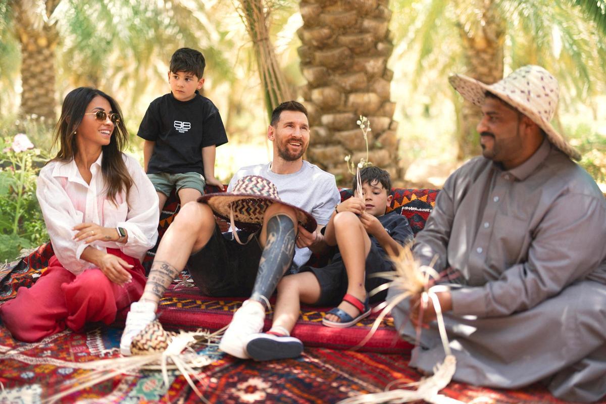 Messi posa con su familia en una imagen publicitaria de turismo de Arabia Saudí