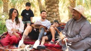 Messi posa con su familia en una imagen publicitaria de turismo de Arabia Saudí