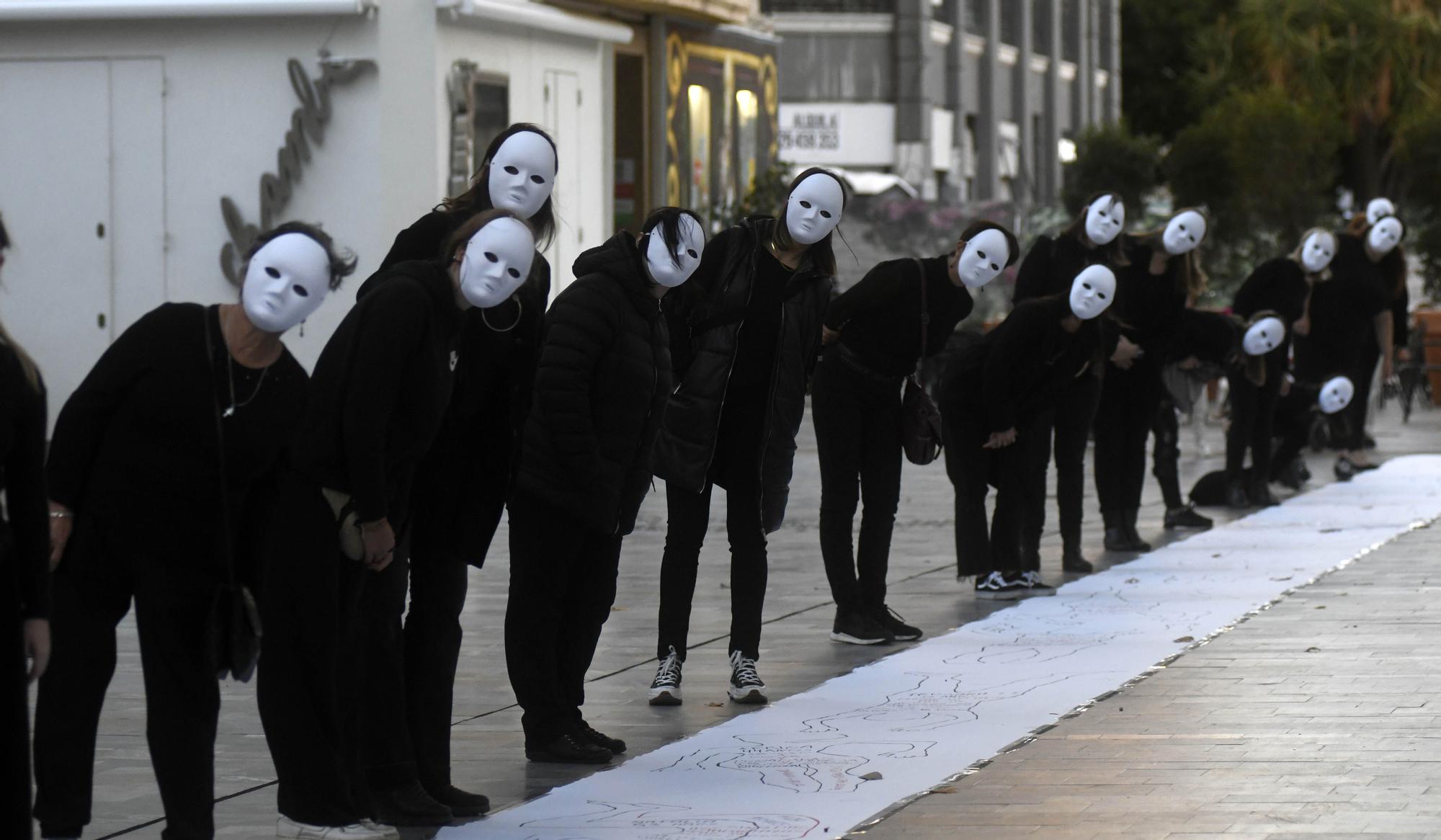 Performance en Murcia por el 25N: enmascaradas y de luto en Alfonso X