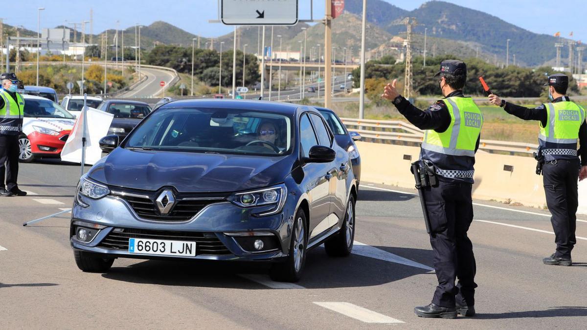 Control de la Guardia Civil en una de las salidas de Cabo de Palos  | JUAN CABALLERO