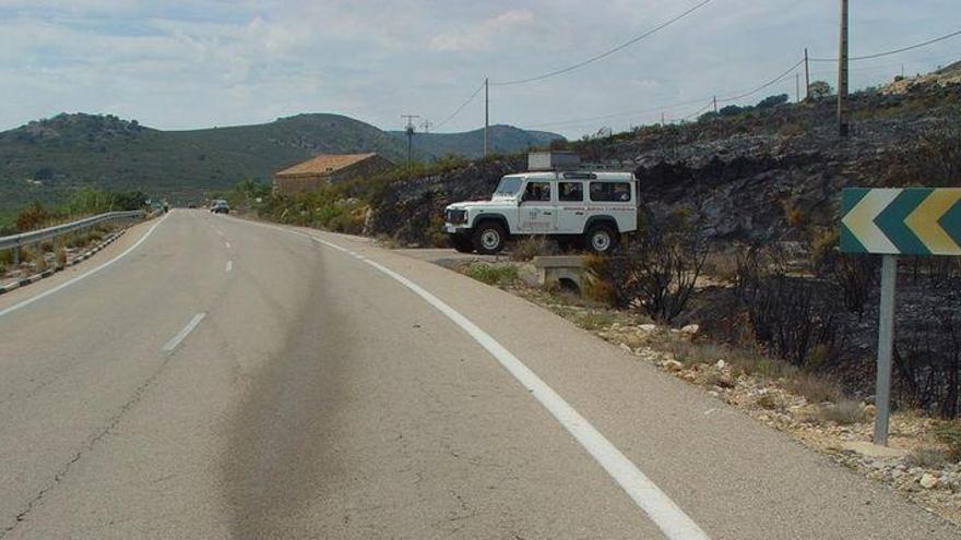 La Guardia Civil auxilia a un motorista de 74 años tras sufrir un accidente de carretera en Benassal