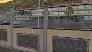 Un institut de les Canàries prohibeix portar tops i «escots pronunciats»
