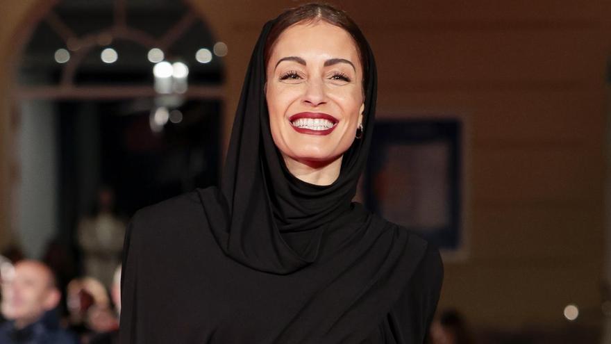 Hiba Abouk elige un vestido capucha en el Festival de Málaga.