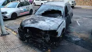 Un vehículo arde en plena madrugada en la barriada de San Roque, Badajoz