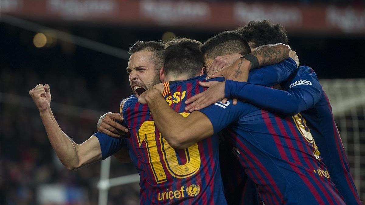 Los jugadores del Barça celebran el sexto gol y la clasificación para las semifinales de la Copa