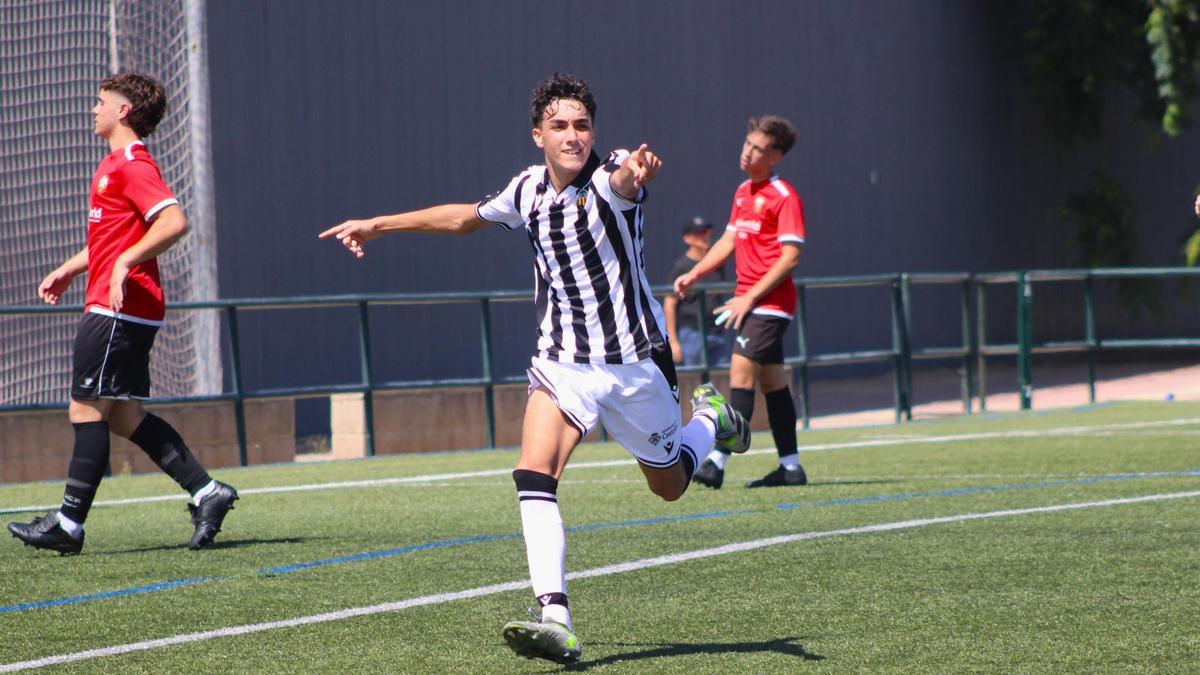 Marcos Fernández celebra un gol.