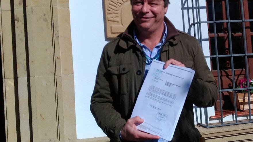 El socialista Felipe López, frente al Ayuntamiento de Marbella.