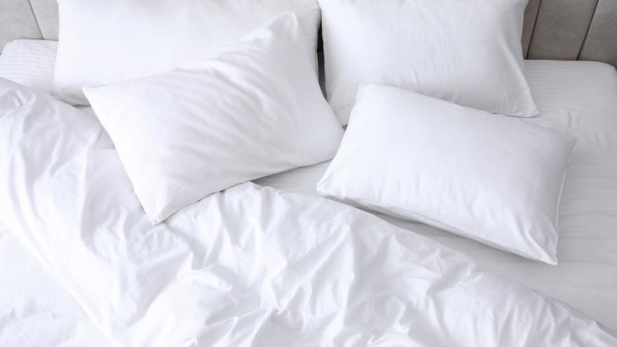 ¿Manchas amarillas en tu almohada? Descubre el truco infalible para eliminarlas
