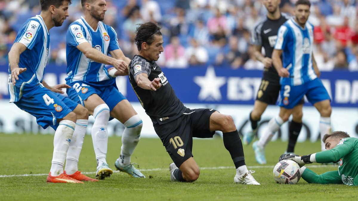 Pere Muilla, rodeado de rivales del Espanyol, en una acción del partido.