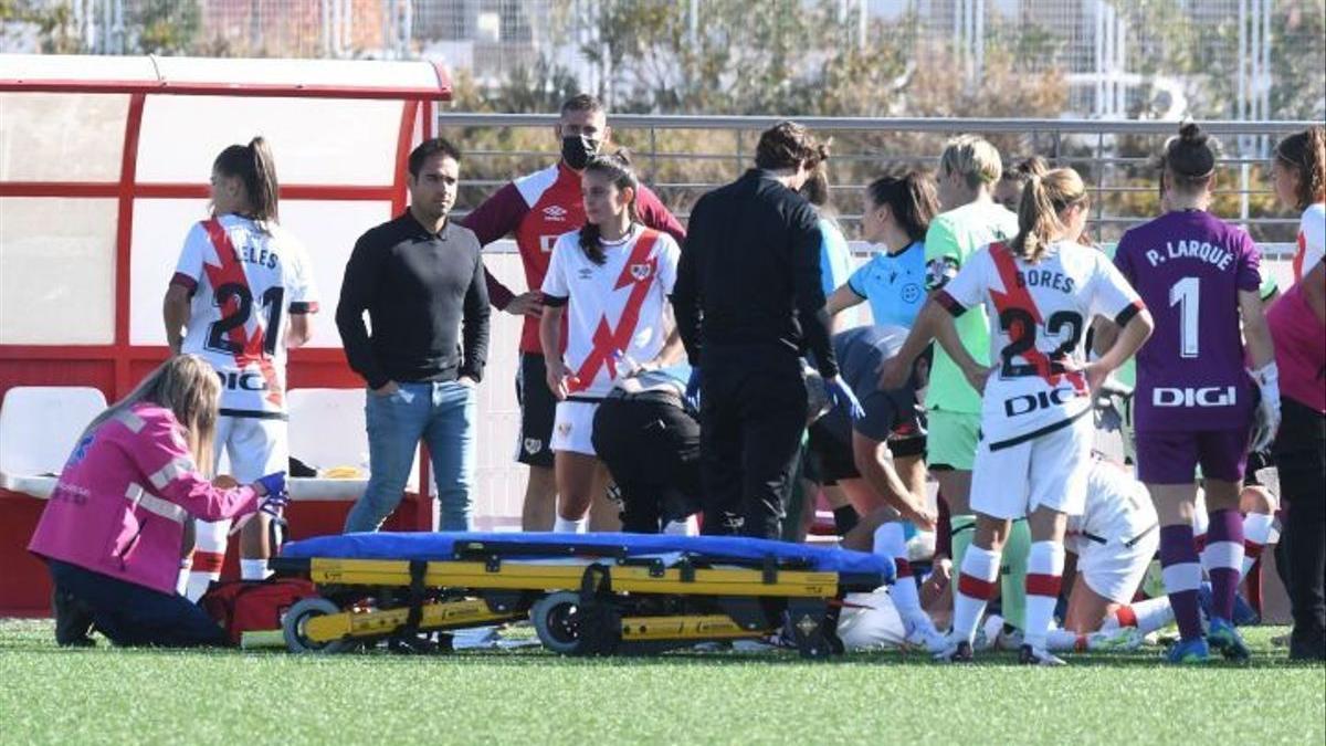 La jugadora del Rayo Camila Sáez és atesa pel metge de l&#039;Athletic el cap de setmana passat