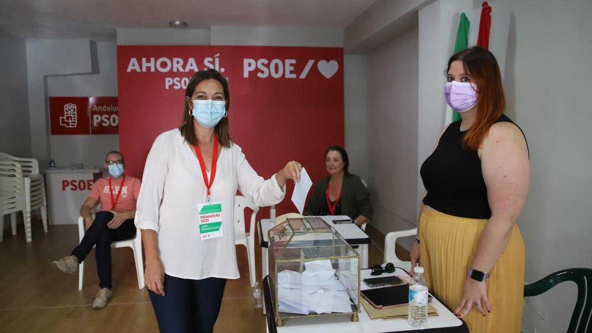 Isabel Ambrosio votando en las primarias del PSOE-A.