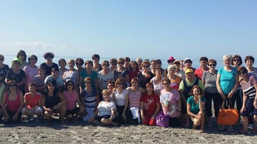 La tercera edad de Aspe entrena en la playa