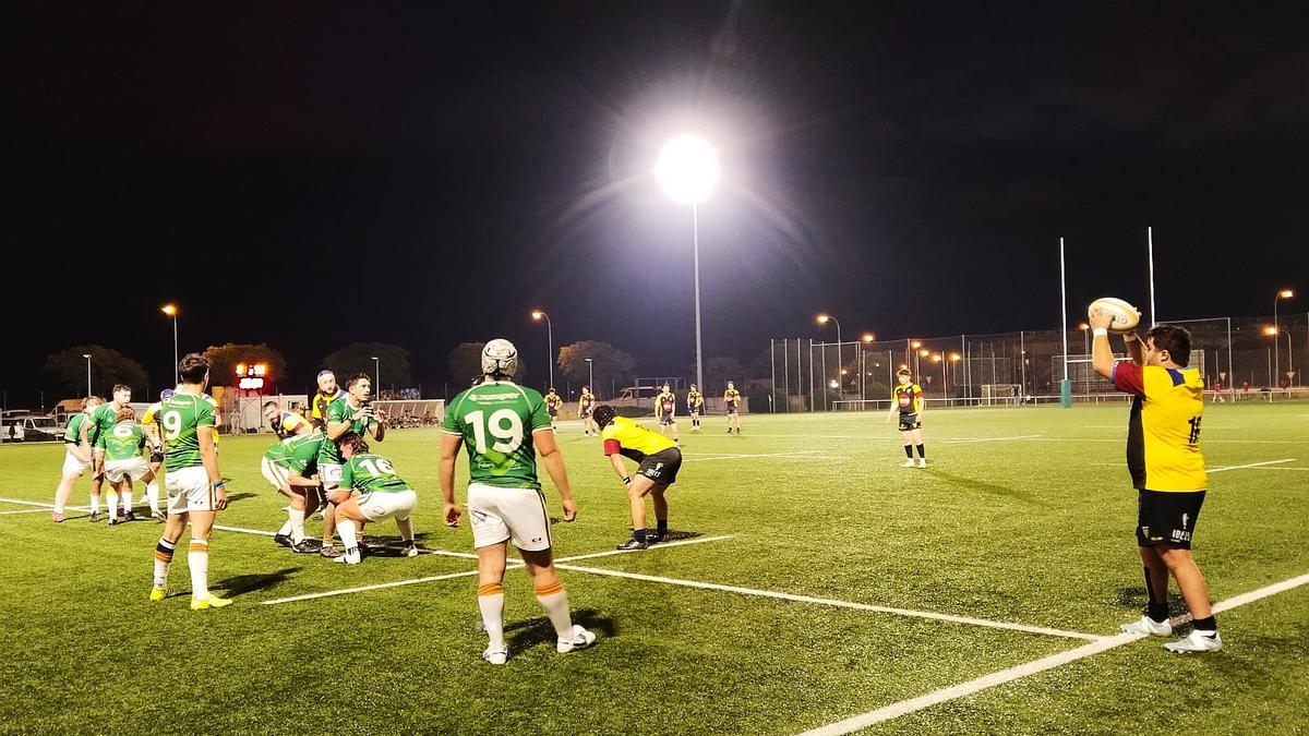 Touche del Andorra en su duelo con el Palma en el Germans Escalas