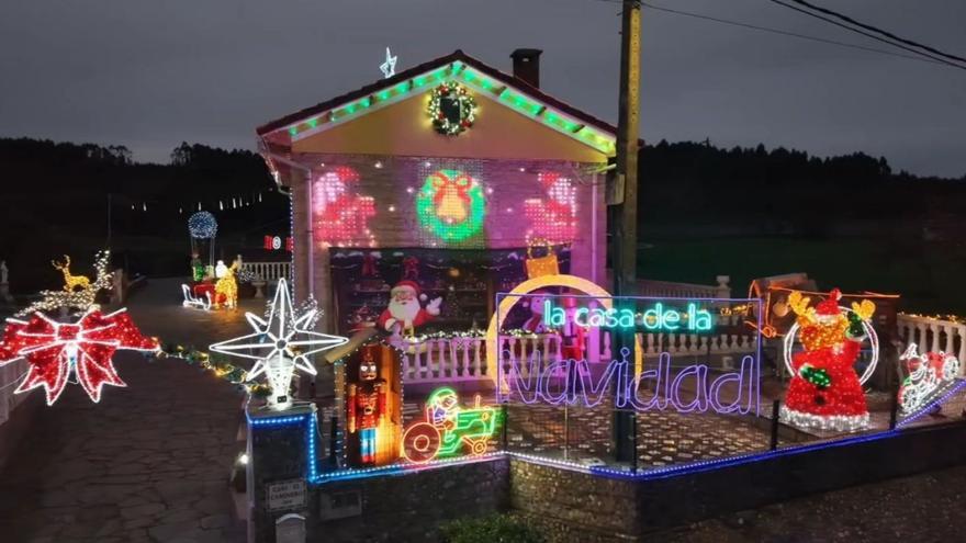 La denominada «Casa de la Navidad» de Vioño, ya iluminada.  | C J. B.