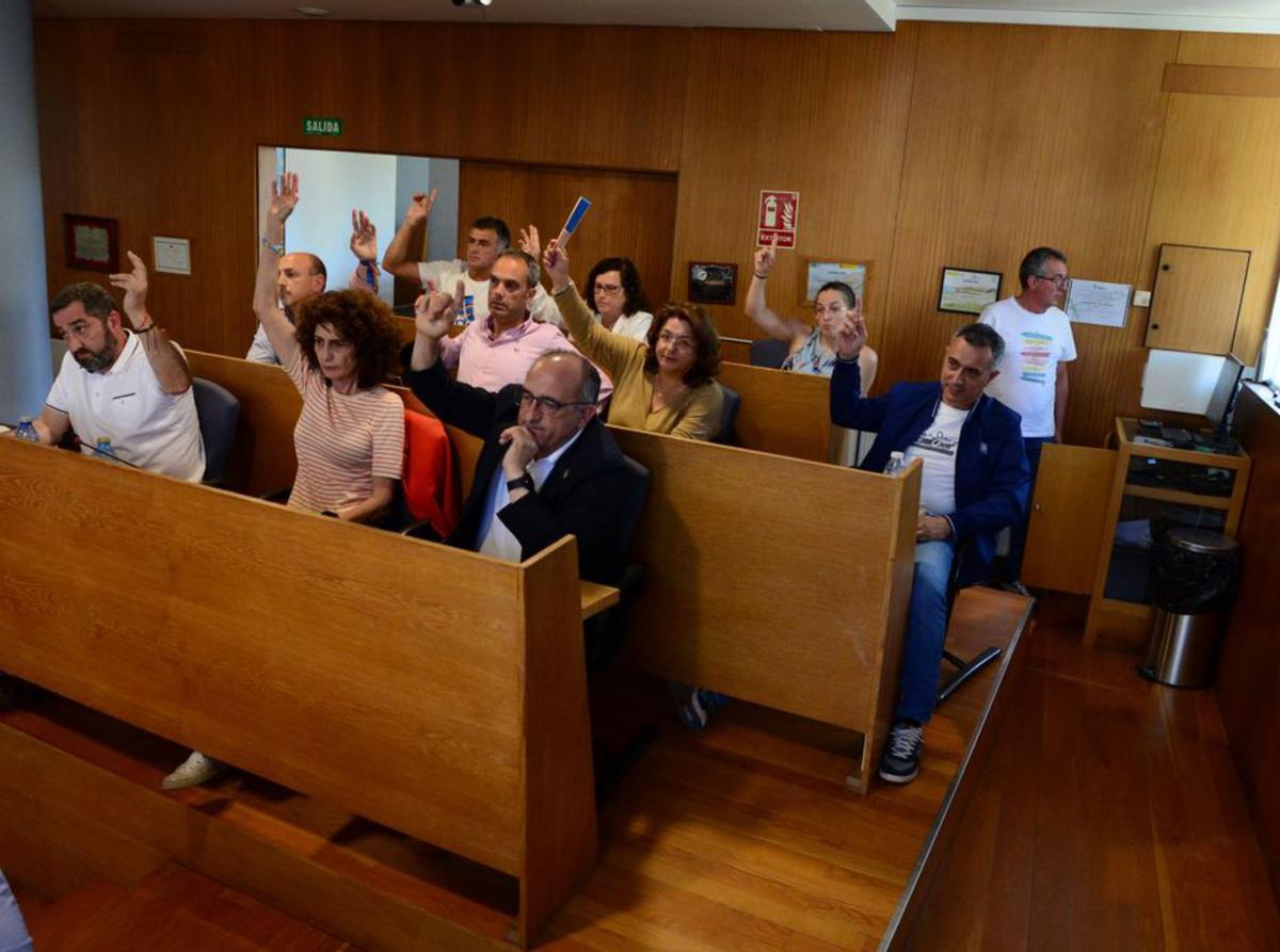 Los concejales del PP, votando en contra. | // GONZALO NÚÑEZ