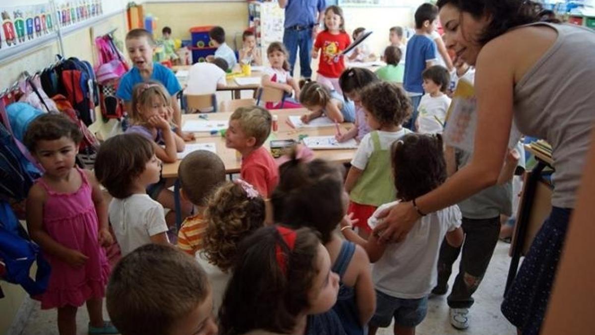 La Junta devuelve 119 millones de euros y retrasa a 2025 su compromiso de gratuidad de las escuelas infantiles