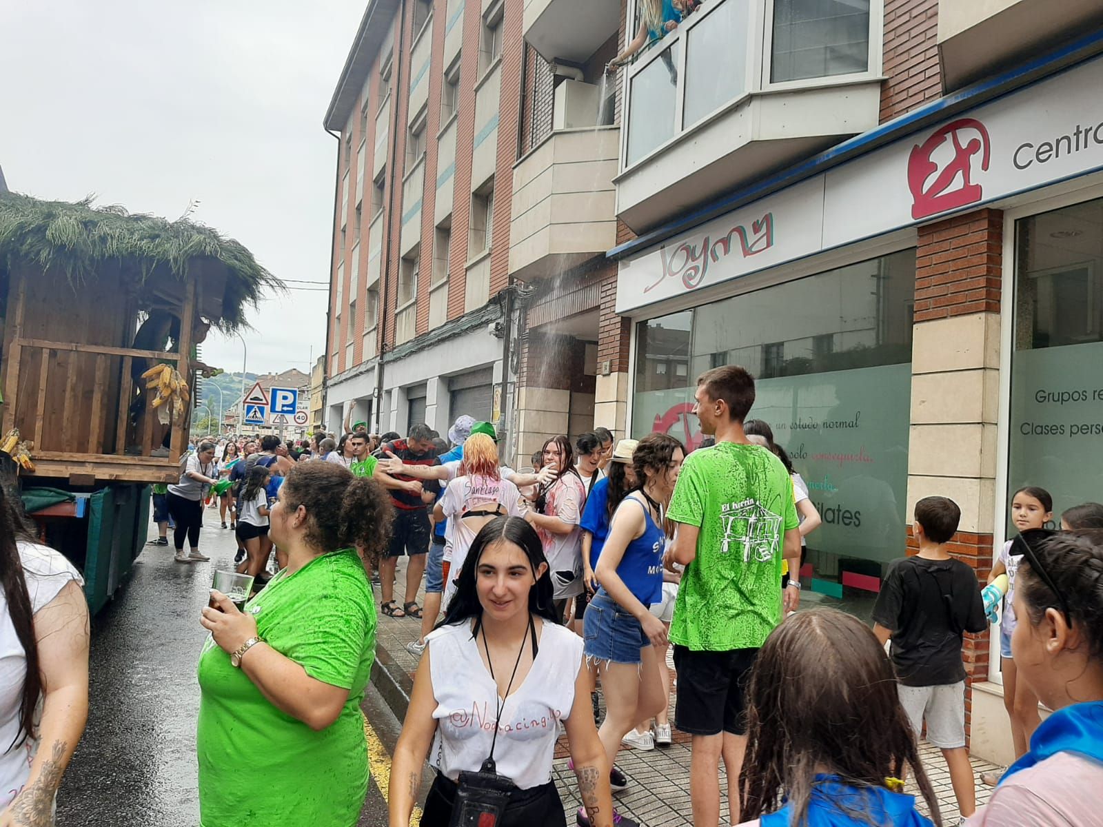 Miles de personas se mojan en Grado: así ha sido el desfile del agua por el centro de la villa moscona