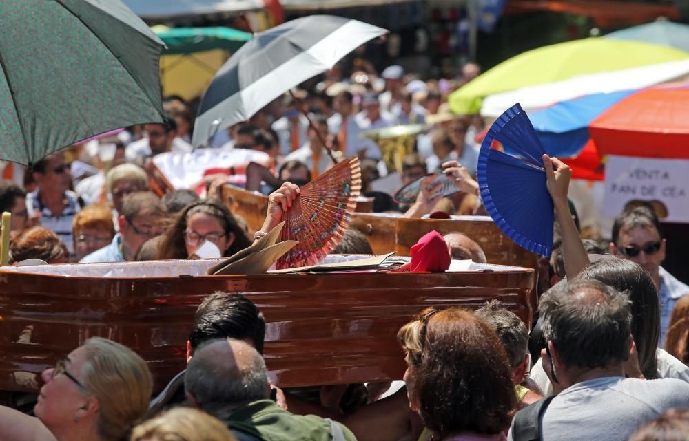 Personas que han sobrevivido a la muerte han desfilado en ataúdes en Ribarteme (As Neves), para dar las gracias a Santa Marta