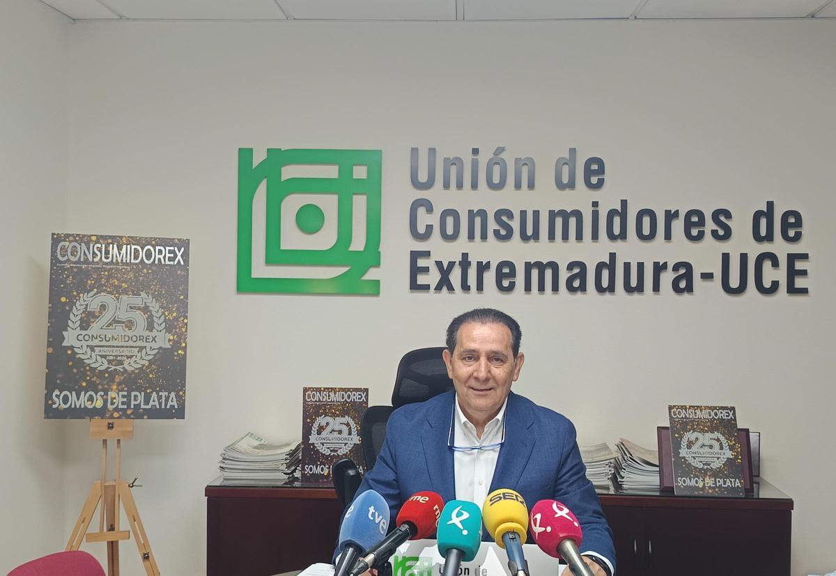 El director de la Unión de Consumidores de Extremadura, Javier Rubio, presenta un barómetro sobre los hábitos de consumo de los extremeños