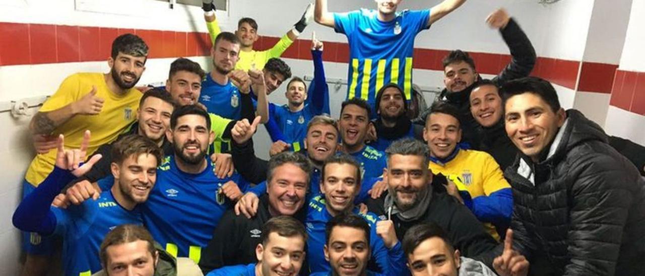 La plantilla del Inter Ibiza celebra en el vestuario su victoria de prestigio ante el Constància. | I.I.C.D.