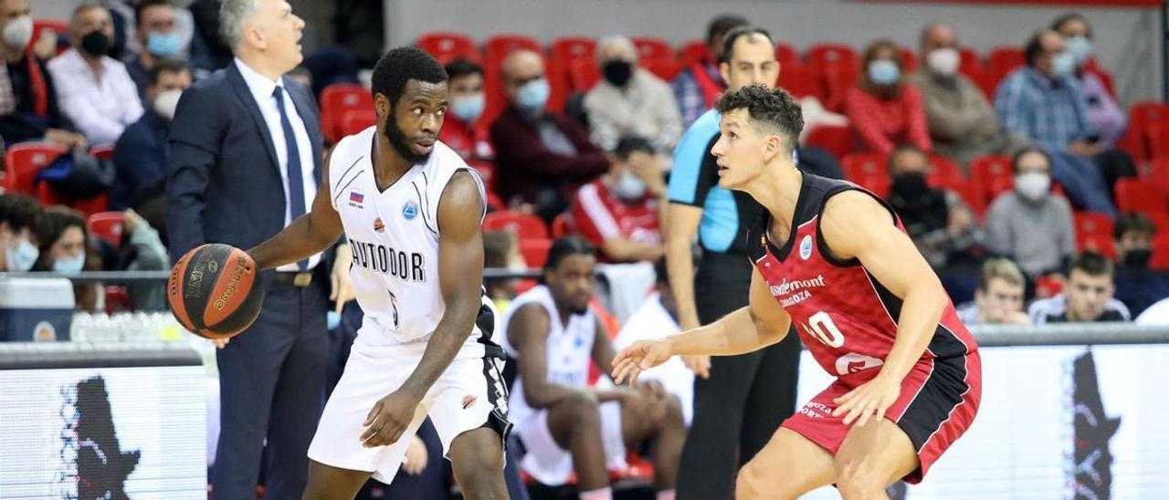 San Miguel defiende a Kenny Chery en el partido que el Casademont Zaragoza disputó ante el Avtodor Saratov en la FIBA Europe Cup.