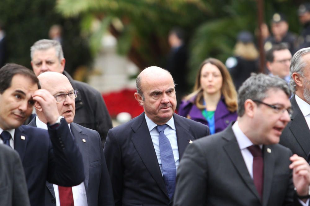 François Hollande y Mariano Rajoy son recibidos con honores junto al Ayuntamiento de Málaga. Antes del almuerzo, han visitado el Museo de Málaga.