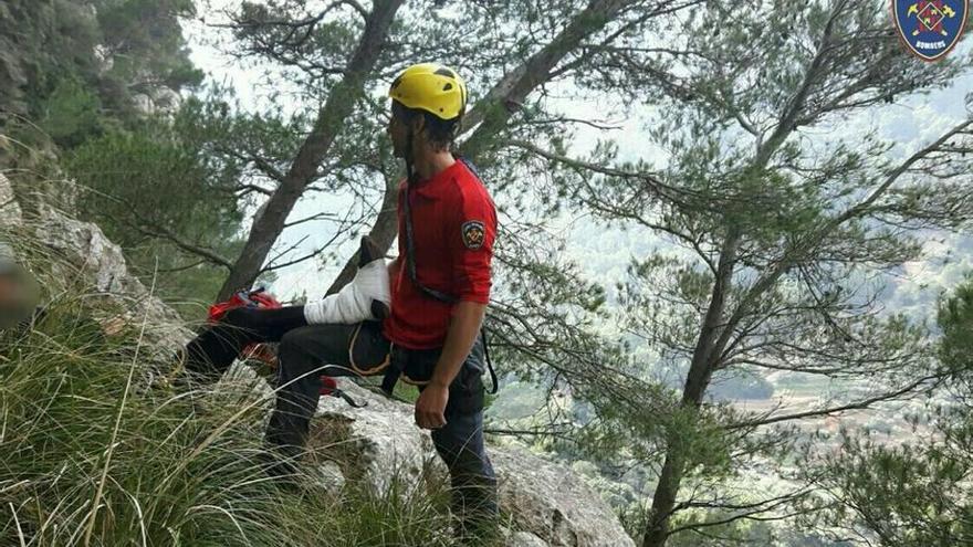 Un bombero de Mallorca, ayer, durante el rescate de una de las víctimas.