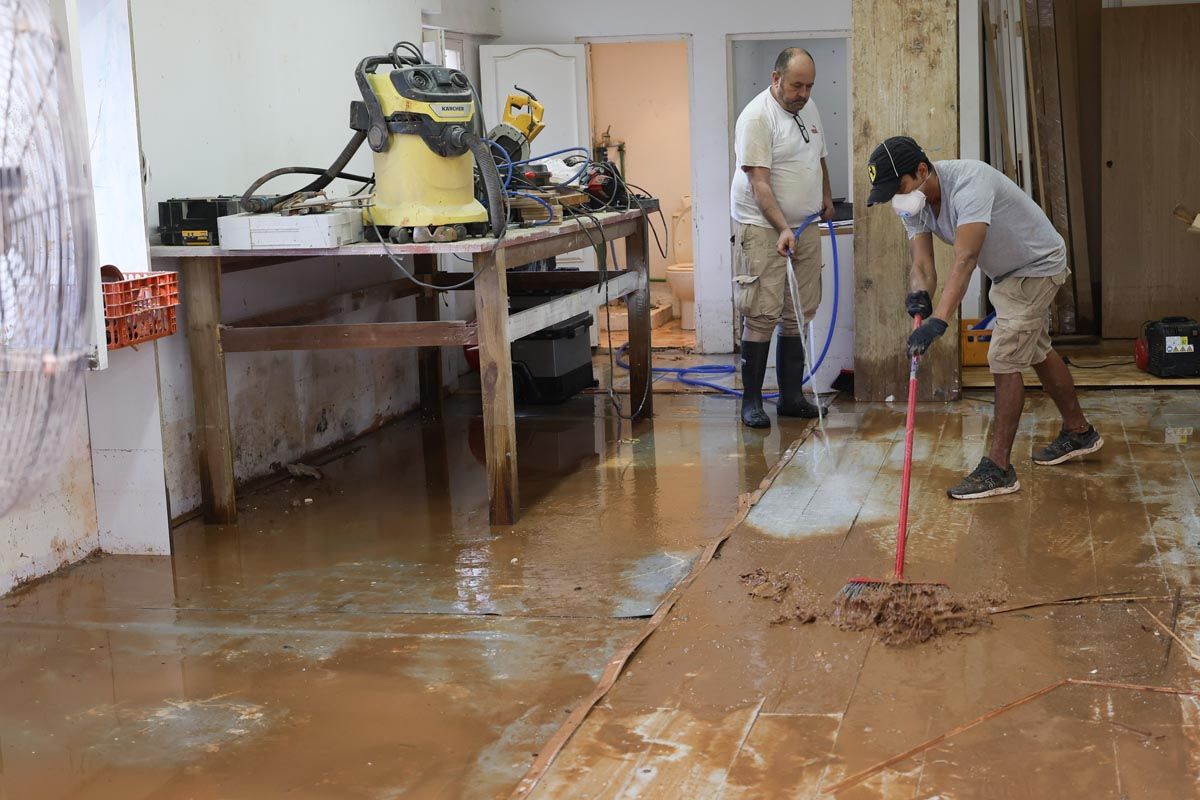 Todas las imágenes de los trabajos de limpieza en los locales de Ibiza inundados por el temporal