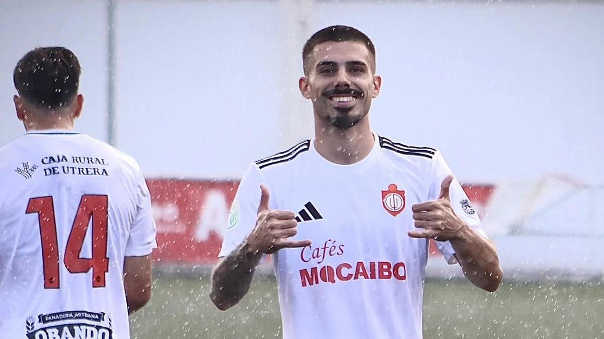 Dani Lidueña celebra un gol con el Utrera esta temporada.