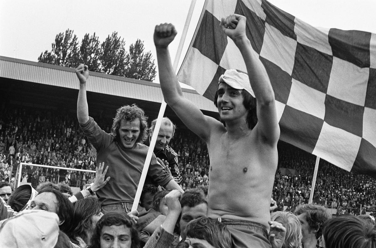 Willy van der Kuijlen, con el torso desnudo, tras ganar la Liga neerlandesa, el 11 de mayo de 1975. Willy van der Kuijlen, con el torso desnudo, tras ganar la Liga neerlandesa, el 11 de mayo de 1975.