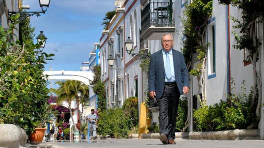 El doctor Pedro Betancor pasea por una de las calles del Puerto de Mogán. | santi blanco