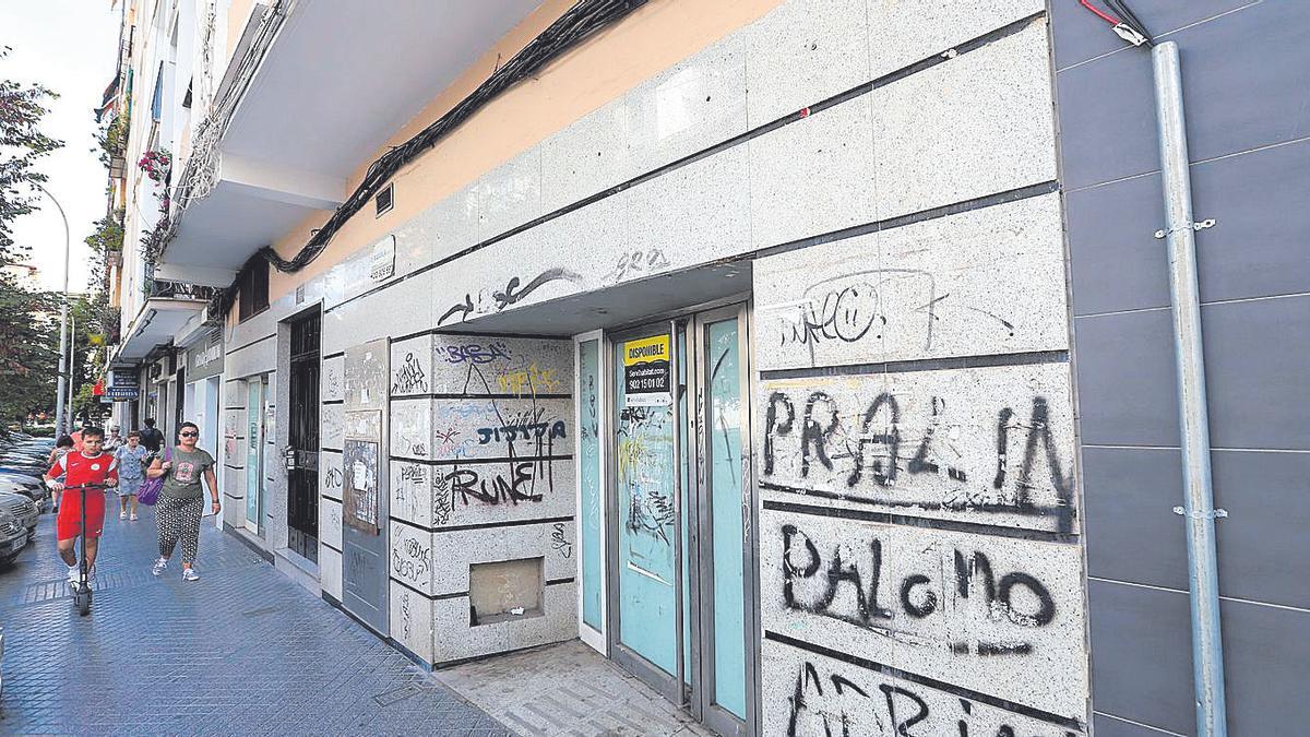 Un antiguo local comercial vacío y cerrado en la capital de Córdoba.