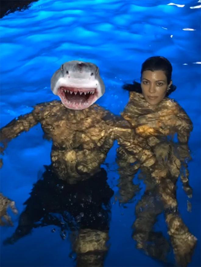 Kourtney Kardashian y un tiburón en el agua