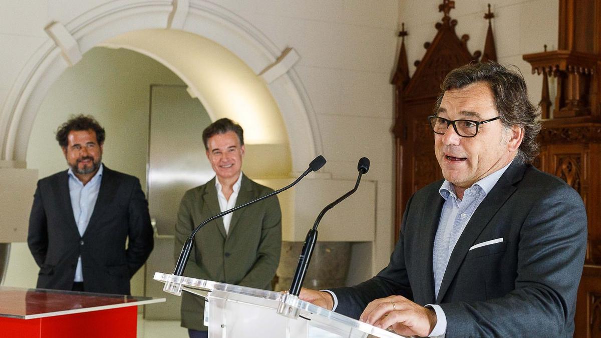 Raúl Sanllehí toma la palabra ante la mirada de Mariano Aured, director financiero del Real Zaragoza, y Víctor Serrano, concejal de Urbanismo.
