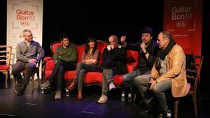 De izquierda a derecha, Joan Rosselló, director del festival Guitar BCN, los artistas Dani Alegret, Cristina Narea, Joan Isaac y Angel Petisme, y Pere Camps, director del festival Barnasants, el jueves, en la presentación del homenaje a Aute.