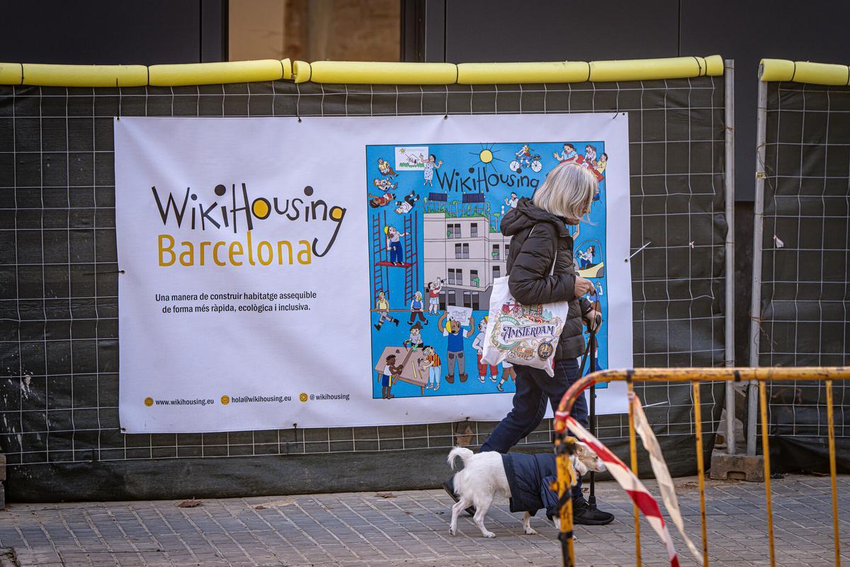 Operarios y voluntarios avanzan en los trabajos de construcción de WikiHousing, un innovador proyecto de vivienda colaborativa ubicado en un solar municipal del barrio de Poble-sec. Barcelona, 3 de febrero de 2026.