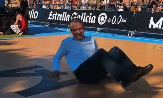 Abel Caballero saca sus «pasos prohibidos» en O Marisquiño
