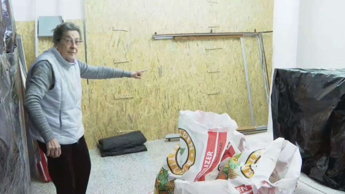 Josefa muestra la habitación golpeada por la grúa