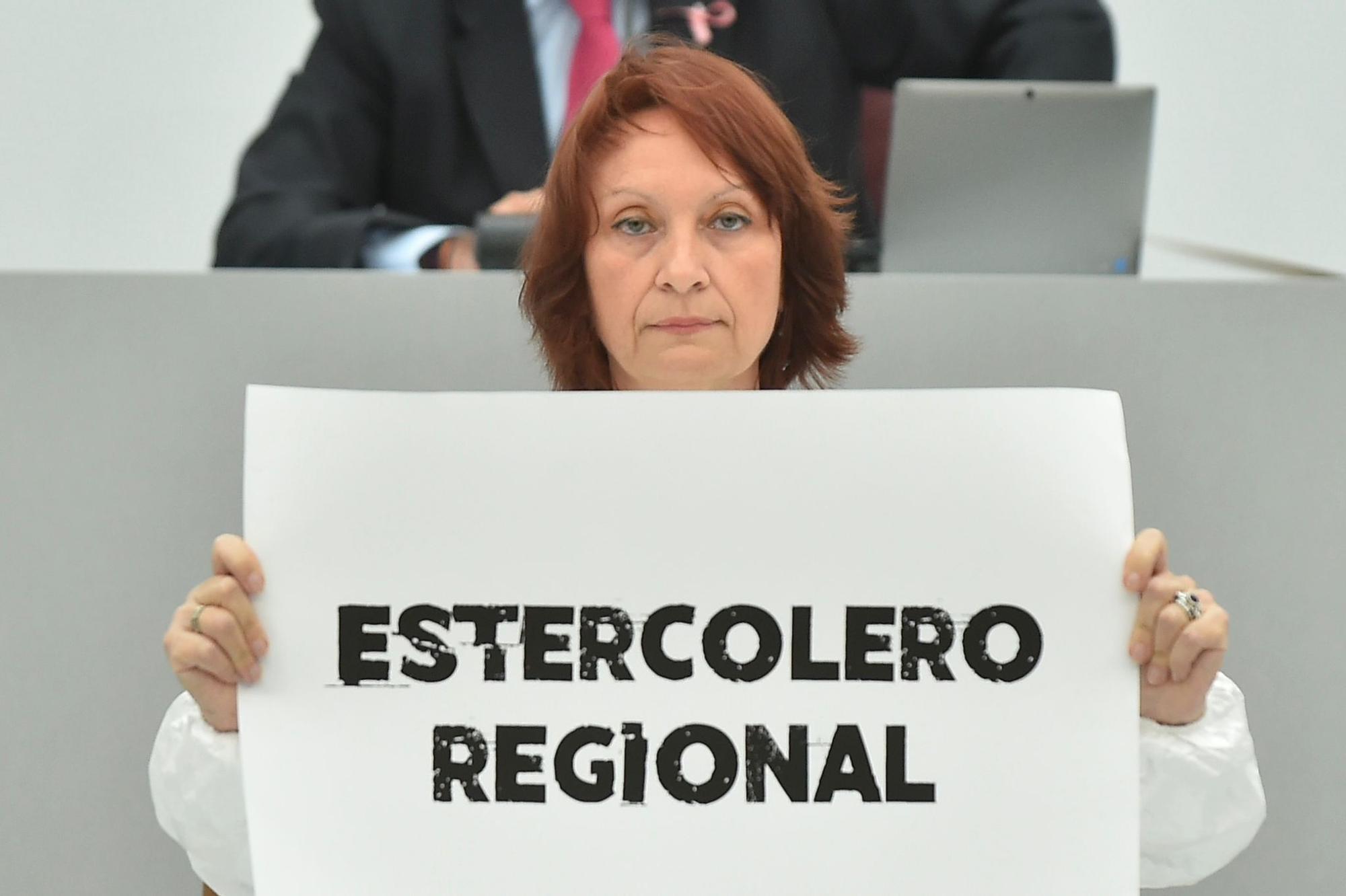 María Marín, con un cartel en el que se lee &#039;Estercolero regional&#039;