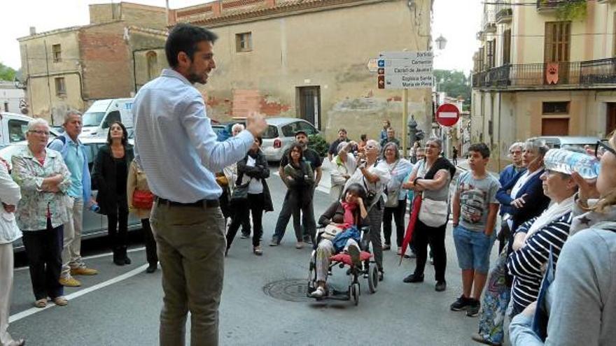 Aturada del recorregut històric guiat per Piera davant del portal de la muralla d&#039;en Romanyà