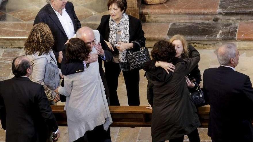 La mujer y las hijas de Luis Antonio Iglesias, recibiendo el pésame, ayer, durante el funeral en la Corte.