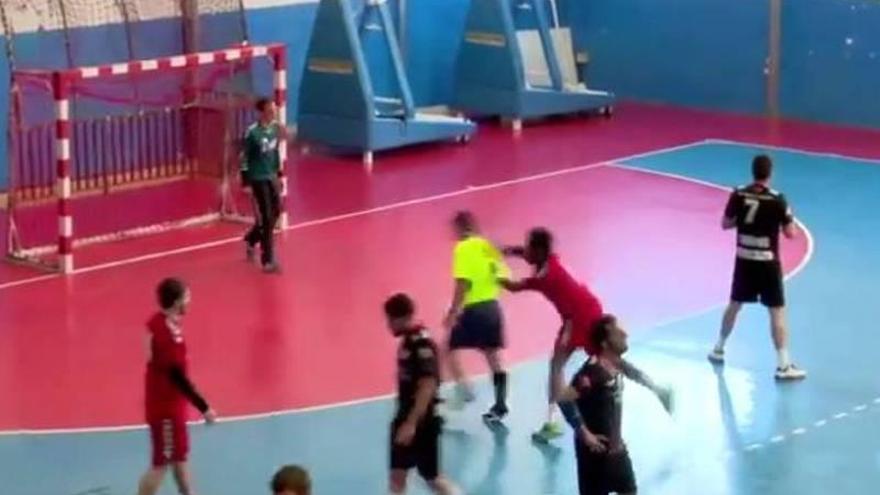 Un jugador del BM Vinaròs agrede a un colegiado