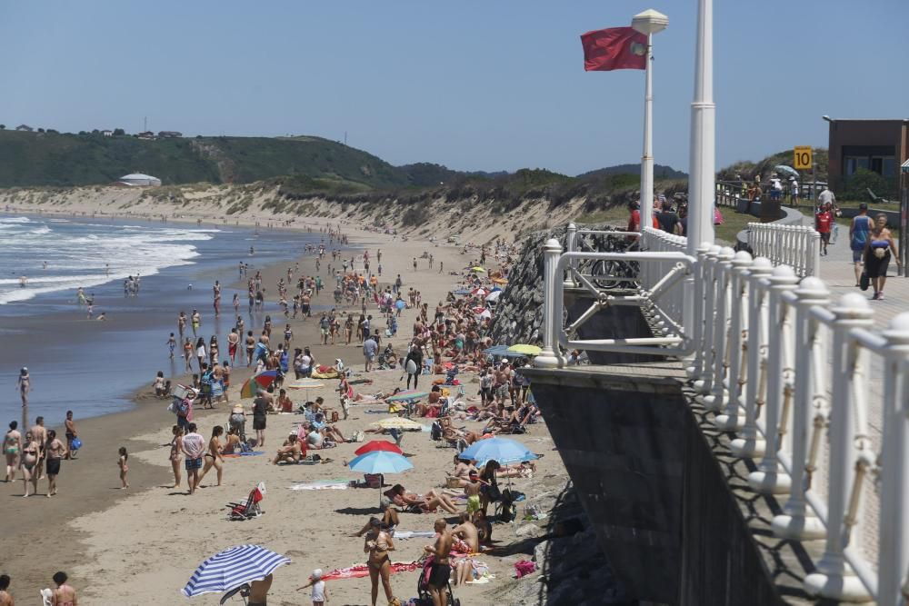 Jornada multitudinaria en las playas asturianas