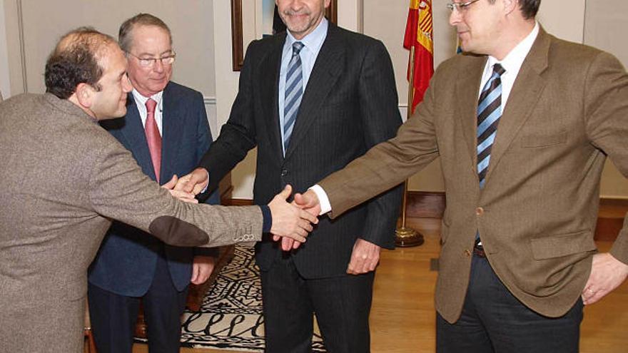 Fernández Antonio, tercero por la izquierda,ayer, con Leiceaga, Orza y Aymerich.