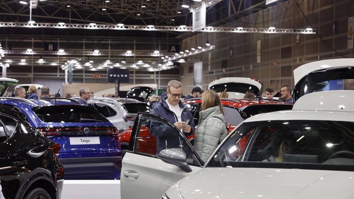 Coches en la Feria del Automóvil del pasado diciembre en València.