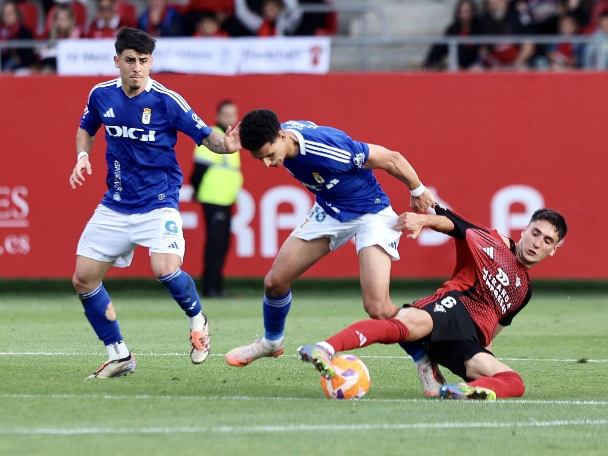 EN IMÁGENES: Ambientazo en la ida de la final por el ascenso a Primera entre Mirandés y Oviedo